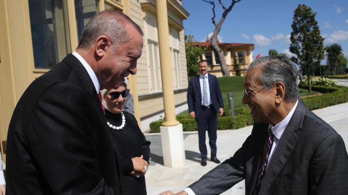 Erdogan recibe al primer ministro de Malasia en Estambul