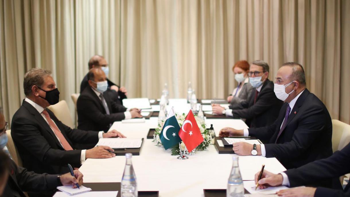 Συνάντηση Τσαβούσογλου με τον Πακιστανό ομόλογο του Κουρέσι
