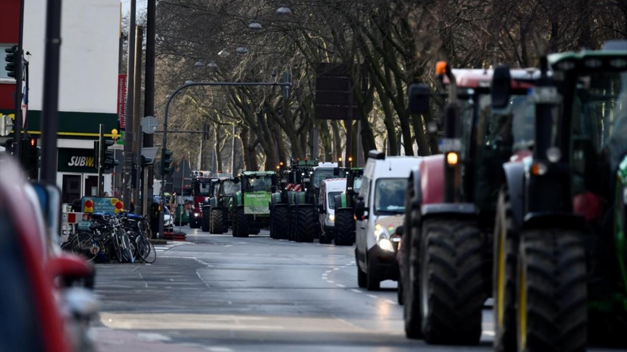 Agricoltori in Francia e in Italia protestano la politica Green Deal