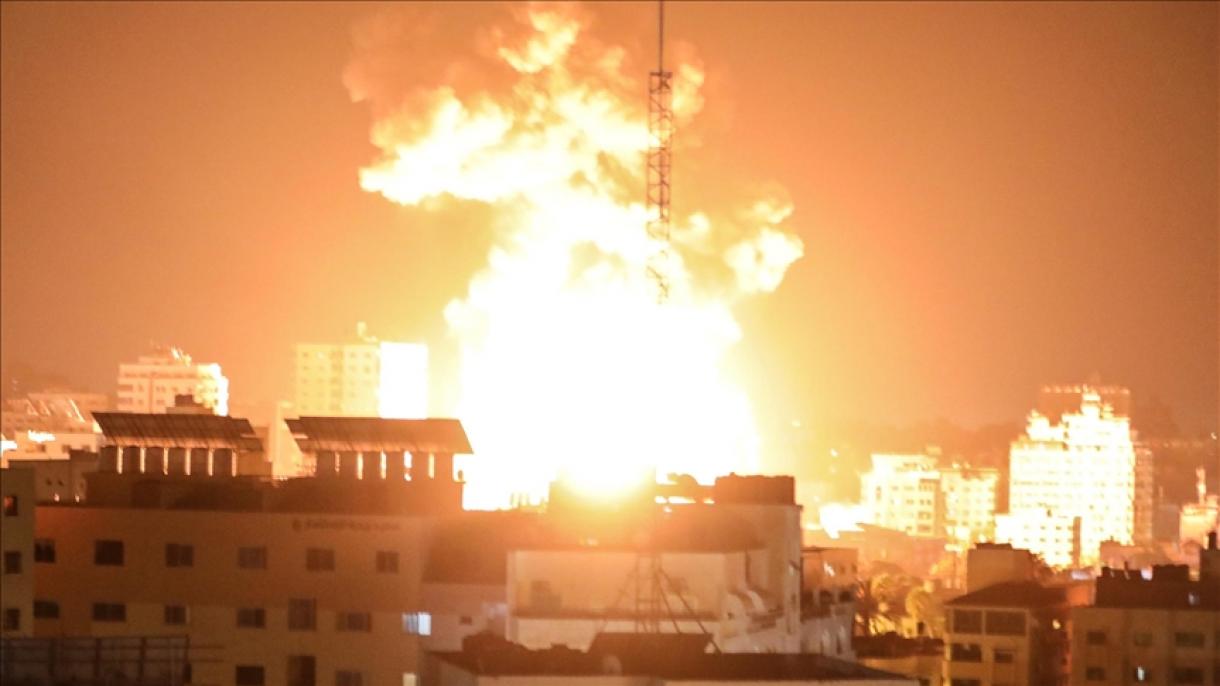 Izraeli katonai repülőgépek légi csapások tucatjait mérték hétfőre virradóra