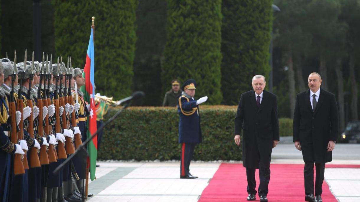 O Presidente Erdogan chega ao Azerbaijão, onde é recebido por seu colega Ilham Aliyev