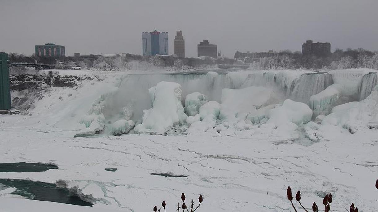 طوفان یخ ایالتهای شرقی کانادا را منجمد کرده است