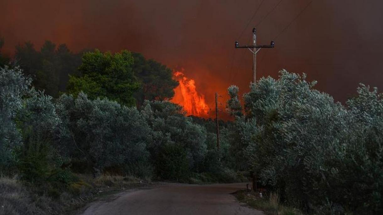 A Görögországban kitört erdőtüzek már településeket is veszélyeztetnek