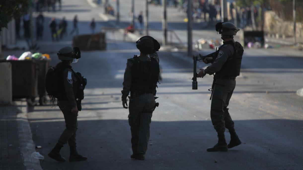 Os soldados israelitas usam balas verdadeiras contra os protestos dos palestinianos