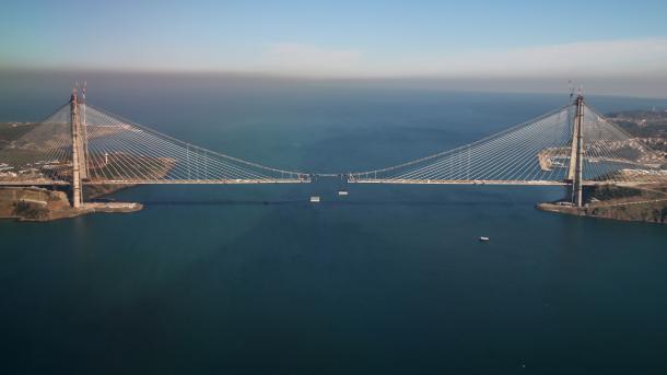 土耳其第三座大桥最后一块桥面板今天安置就位