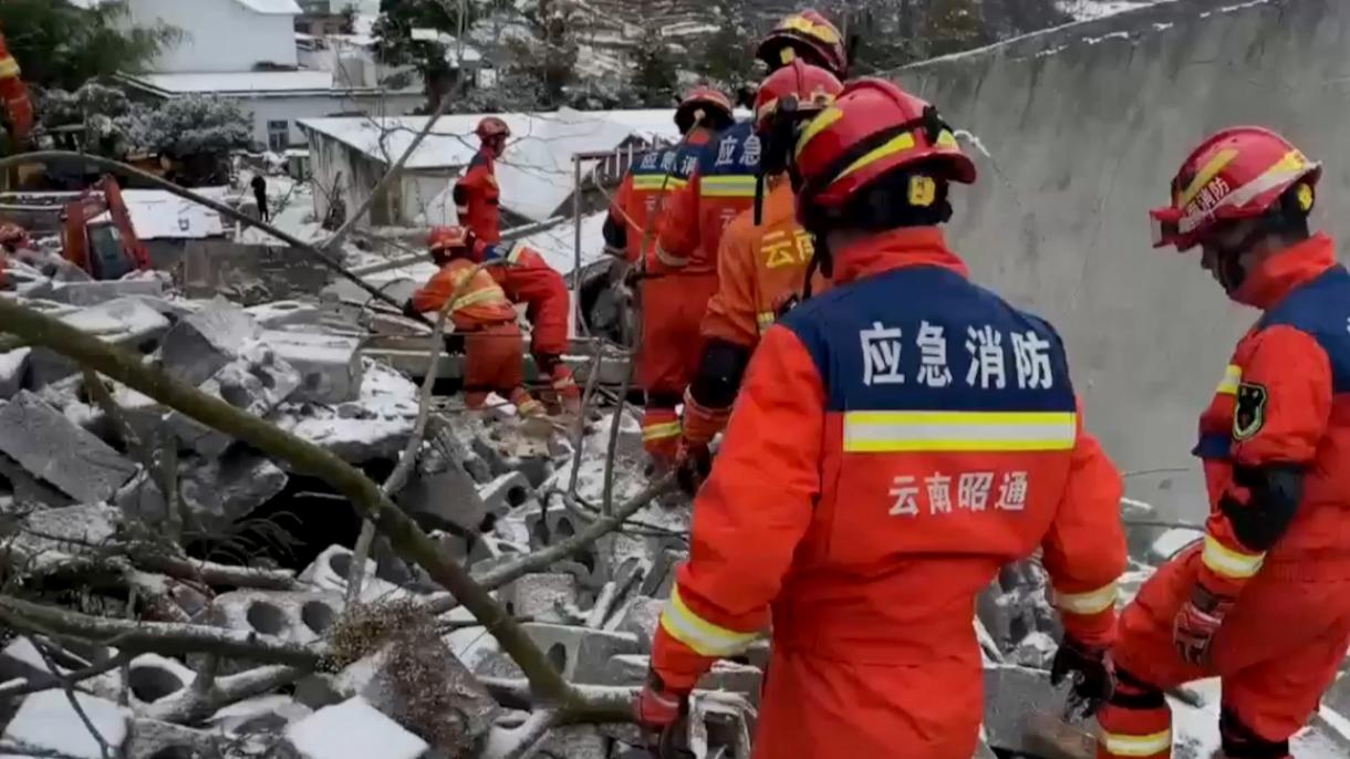 Най-малко 47 души са затрупани при свлачище в Китай