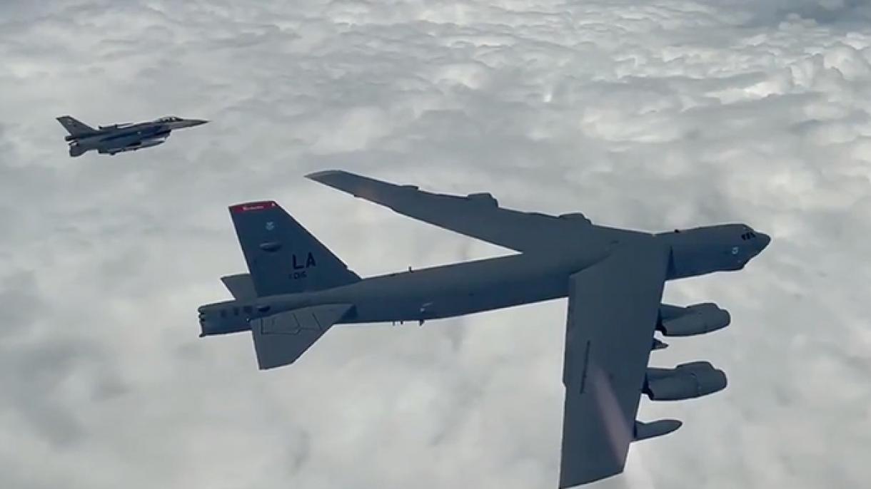土耳其F-16 飞机护送美国 B-52 飞机