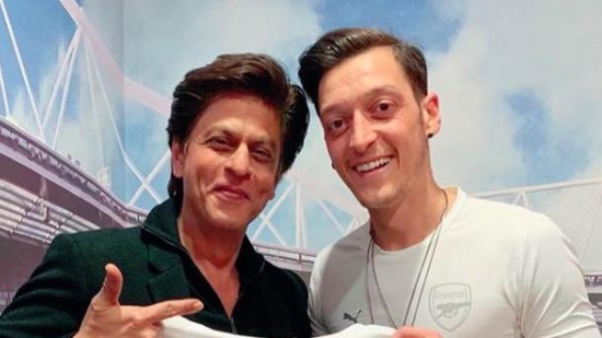 A estrela de Bollywood Shah Rhuk Khan é uma grande fã de Mesut Özil