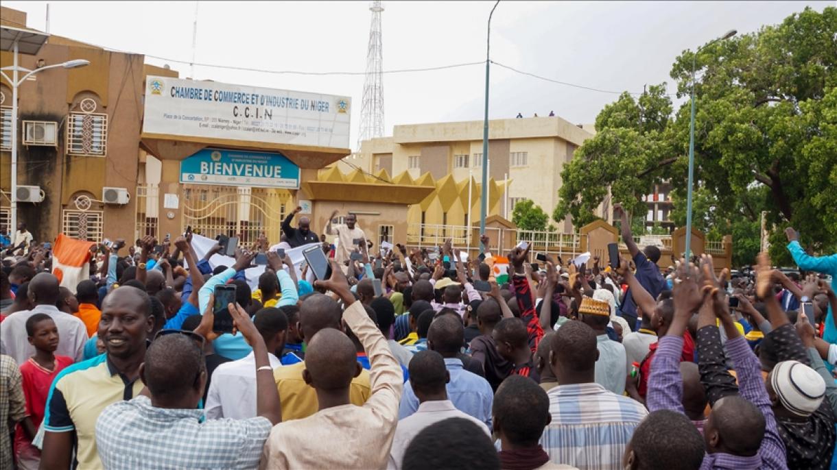 尼日尔政变支持者上街示威