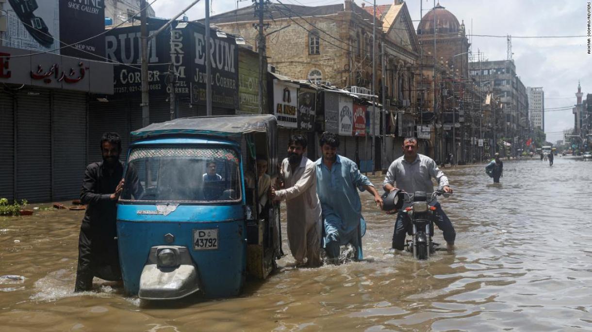کراچی میں عید کے دوسرے روز شدید بارشوں نے زندگی اجیرن بنا دی