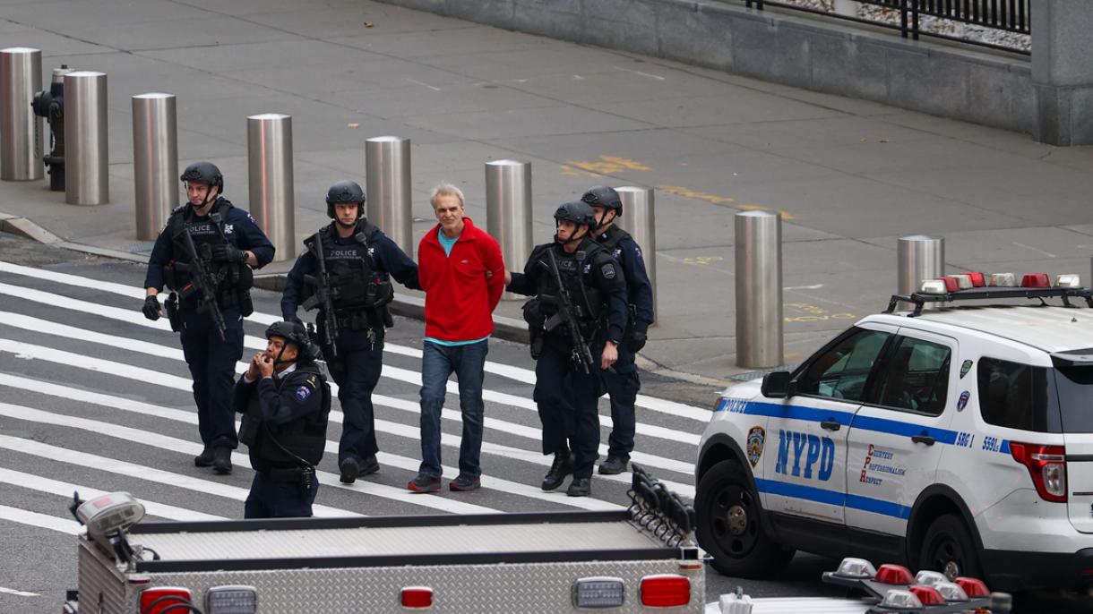 El sospechoso armado que caminaba frente a la ONU en Nueva York se rinde a los policías