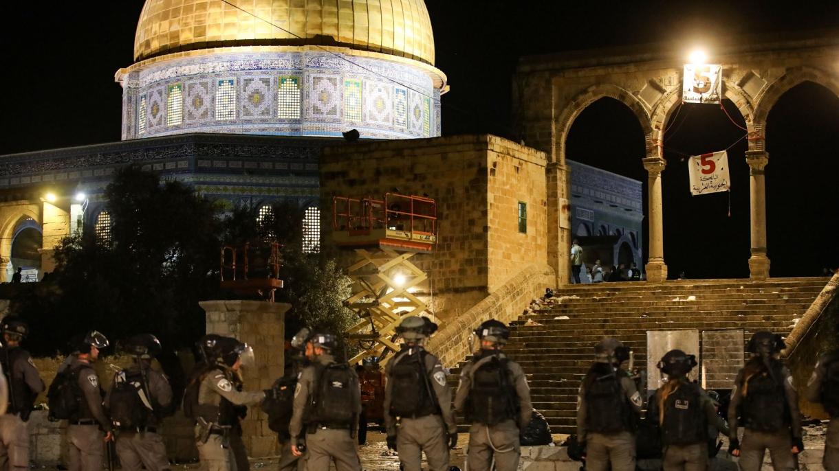 Израелската полиция нападна палестинците след намаза теравих...