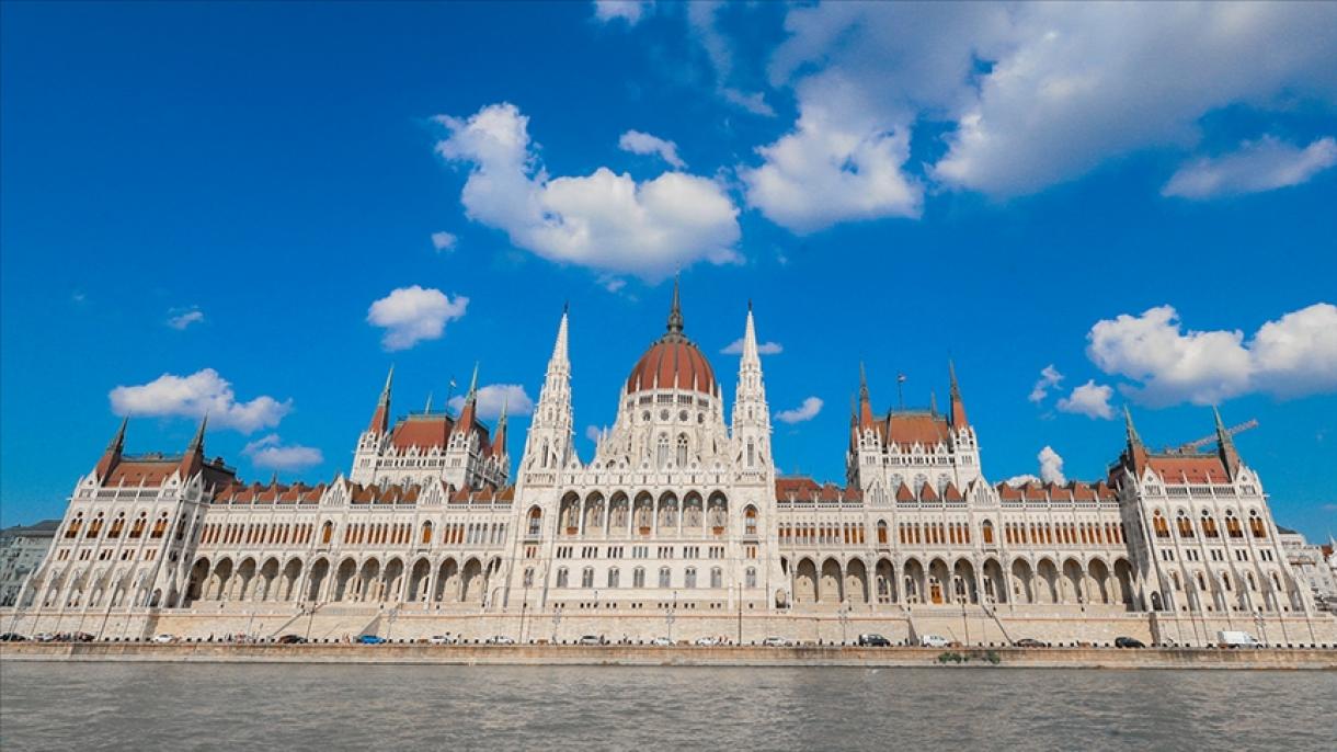 Török turistakalauzzal bővült a magyar parlament