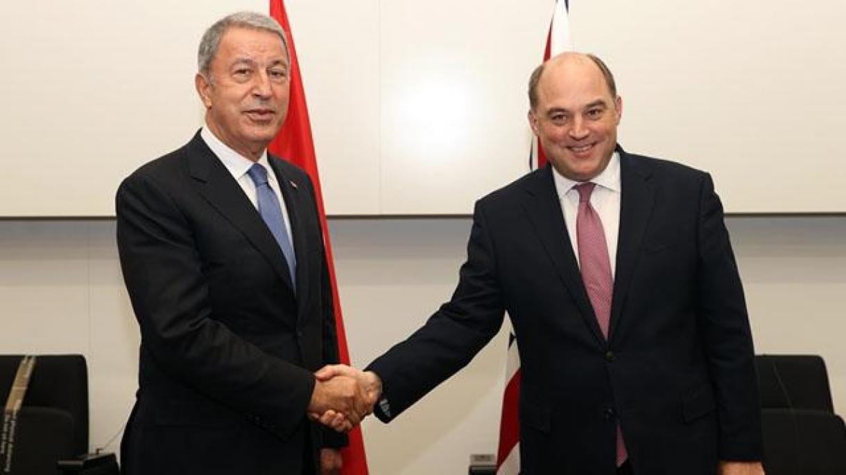 وزرای دفاع ترکیه و انگلستان در لندن دیدار و مذاکره کردند
