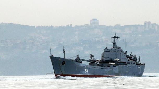 Un buque de guerra rusa atraviesa el Bósforo
