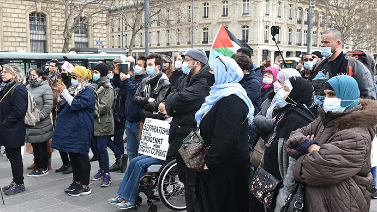A radikalizmus elleni törvénytervezet miatt demonstráltak Párizsban