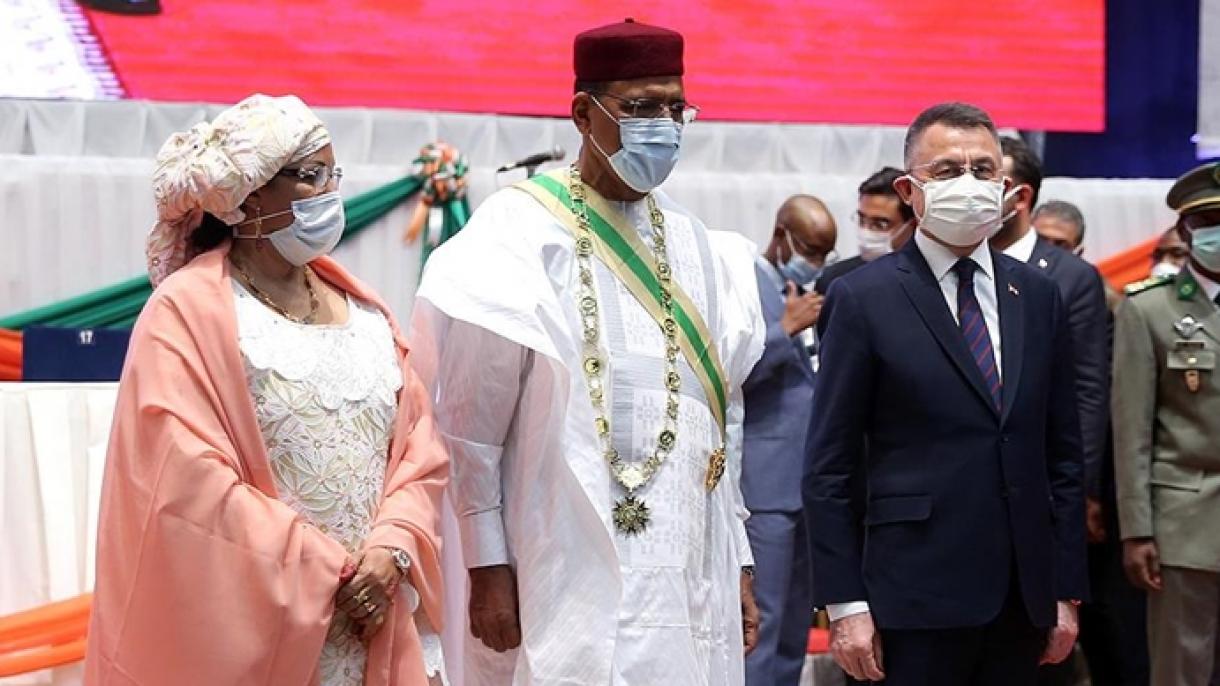 Oktay parabeniza o presidente eleito do Níger em uma reunião individual