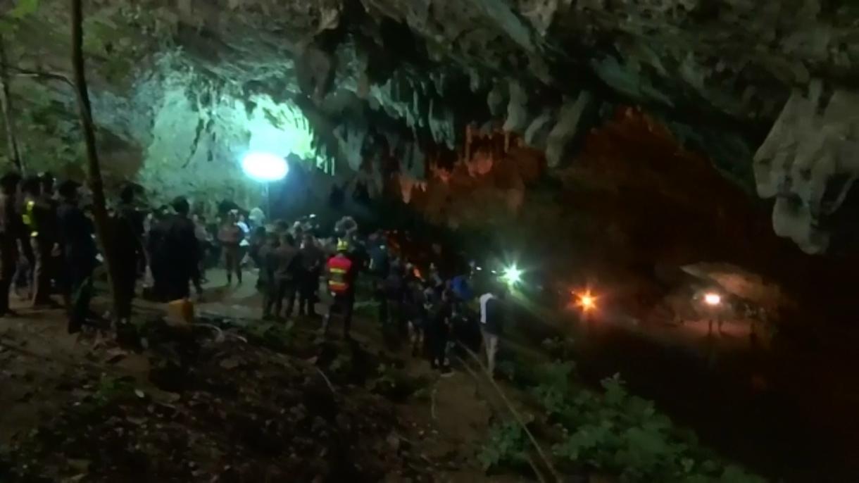Futbolçular Tailand mağarasında itdi