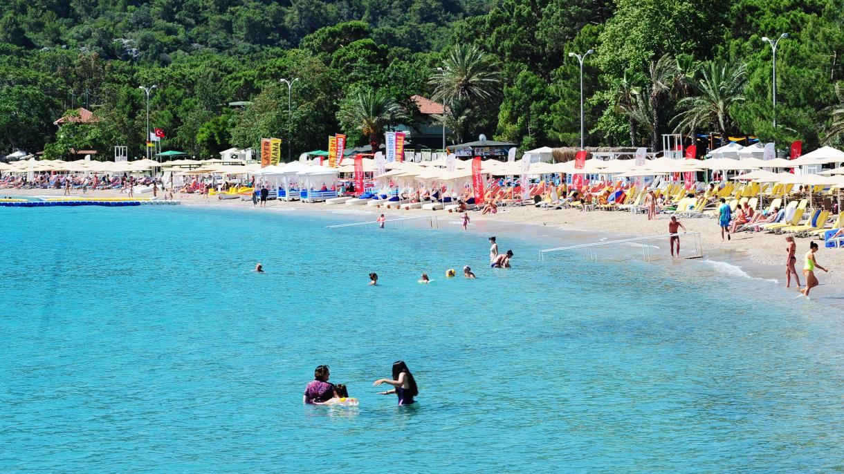 Las playas de Antalya abarrotadas por turistas nacionales e internacionales