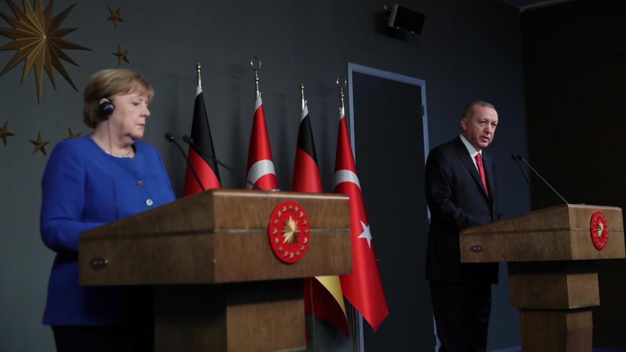 Erdogan e Merkel aparecem diante das câmeras no final da reunião bilateral