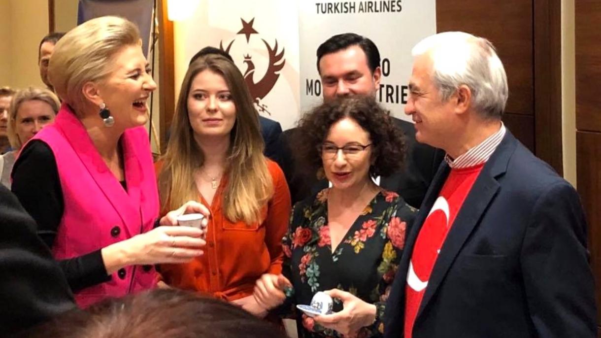 La primera dama de Polonia prueba el café turco