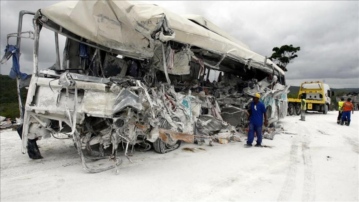 در تصادف یک اتوبوس با یک تانکر در برزیل 20 نفر جان باختند