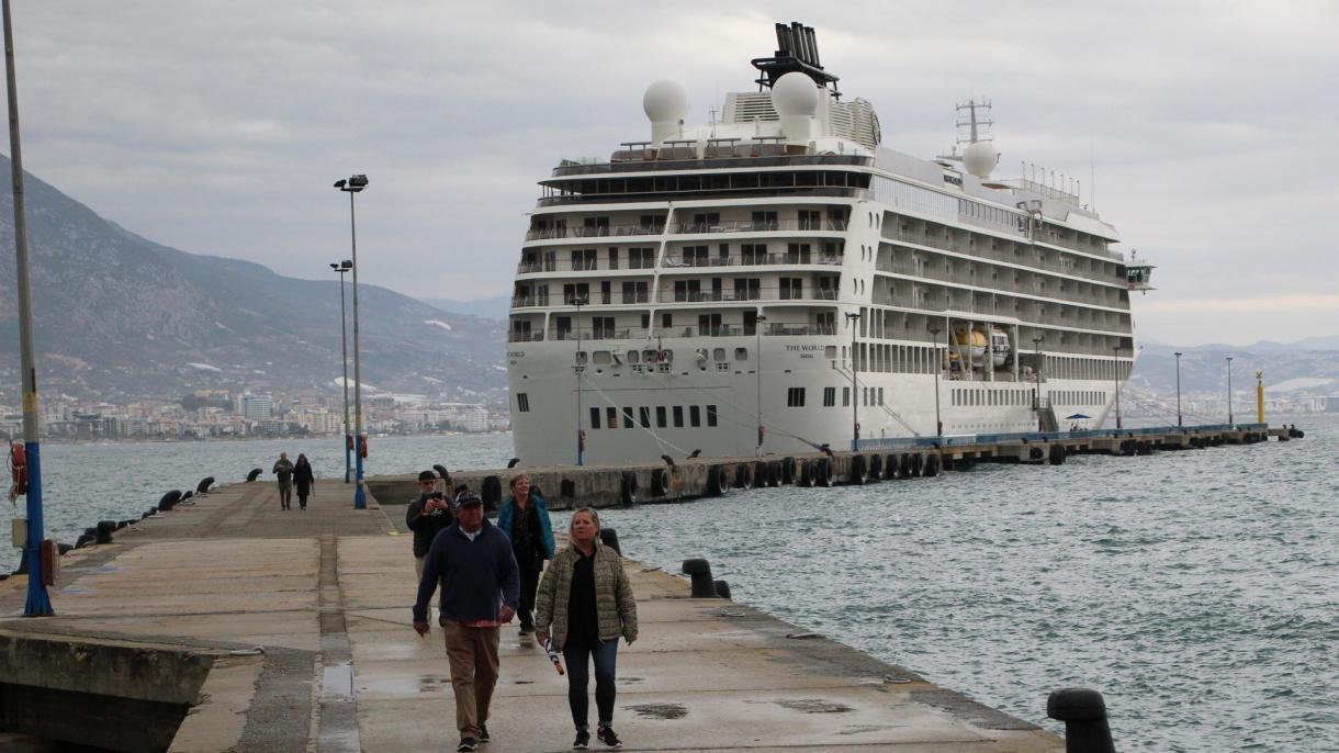 “世界”号游轮满载142游客访问安塔利亚阿拉尼亚