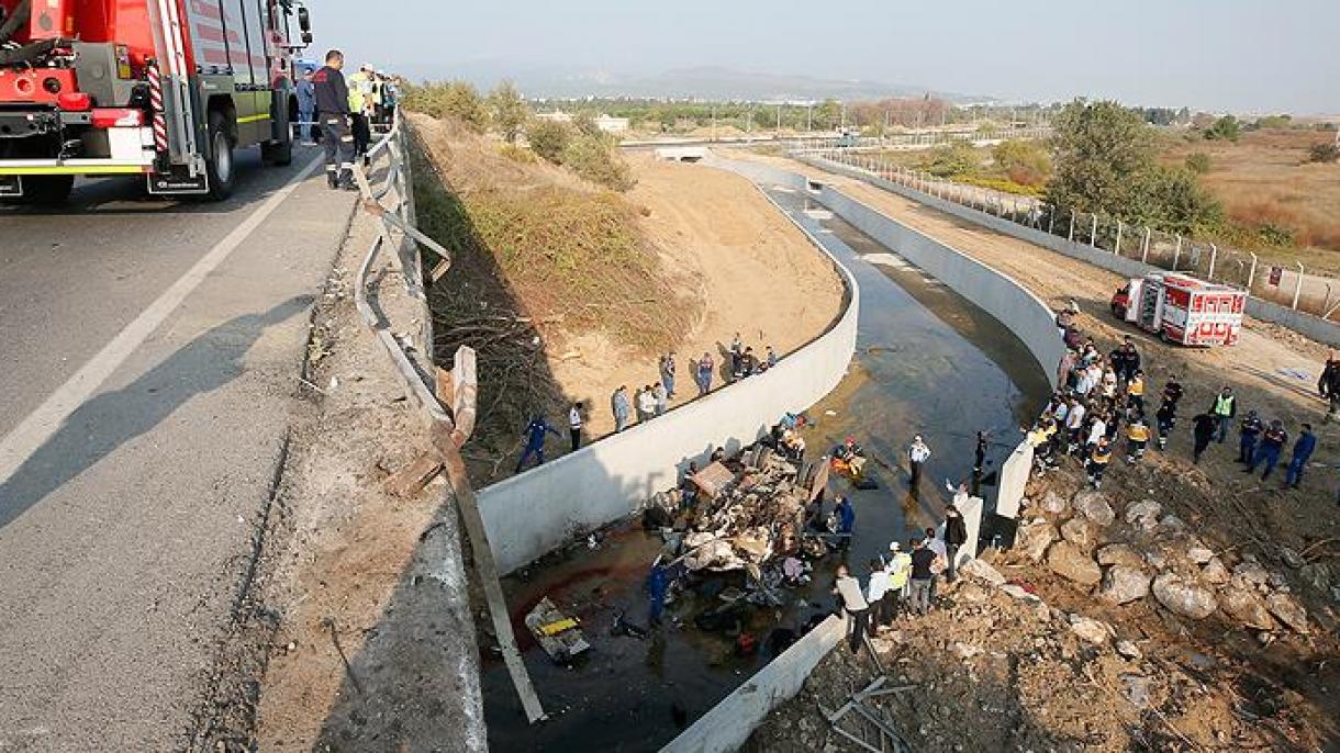 El derrumbe de camión en Izmir resultó con la muerte de inmigrantes