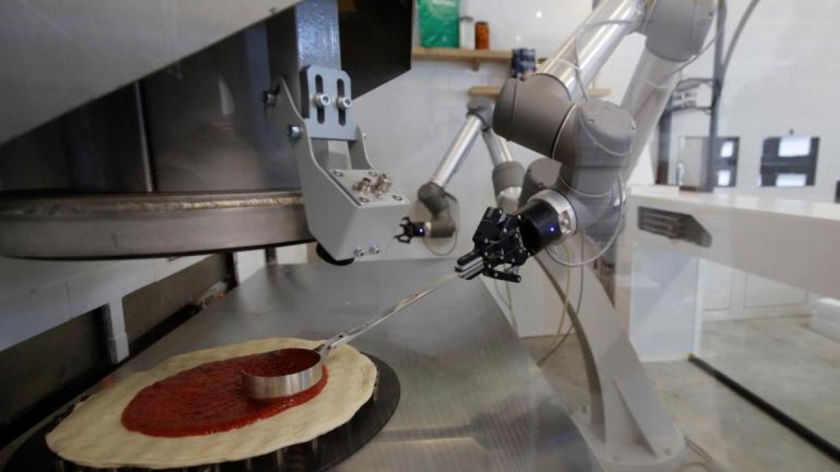 Pazzi, il robot pizzaiolo creato da giovani francesi