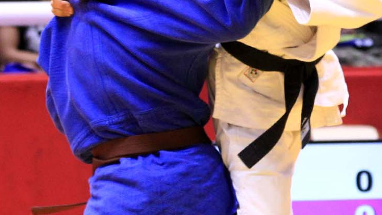 Χρυσό μετάλλιο από την Μερβέ Αζάκ στο παγκόσμιο πρωτάθλημα τζούντο