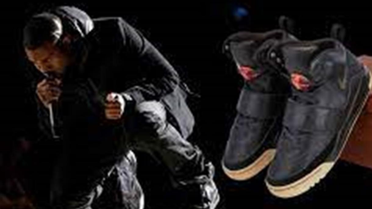 Több mint félmillió dollárt fizettek Kanye West cipőjéért