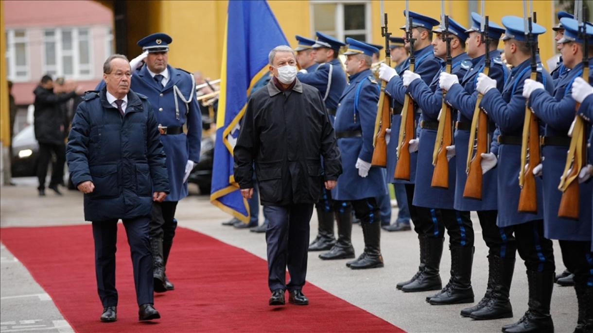 Hulusi Akar Bosna-da askeri törenle karşılandı.jpg
