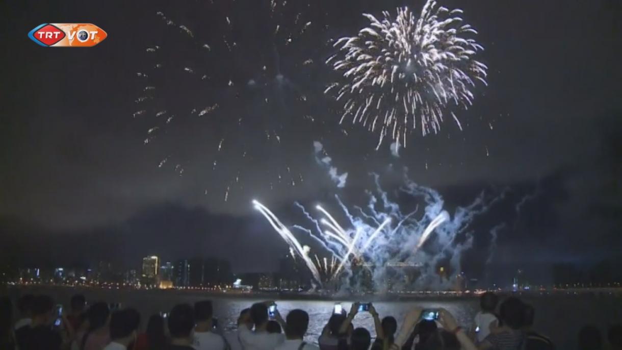 香港维多利亚港和澳门举行盛大烟花表演庆祝国庆节