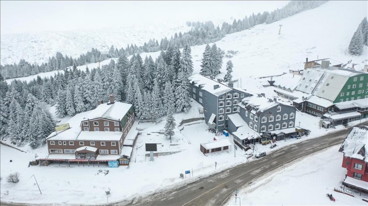 آغاز تعطیلات میان ترم تحصیلی در ترکیه و استقبال گردشگران از پیست اسکی اولوداغ