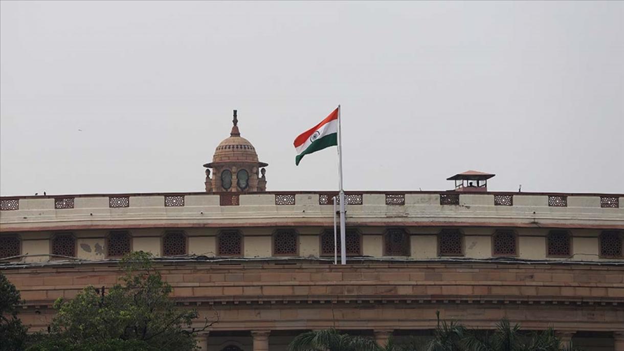 Hindistan parlamentini korona tutdu
