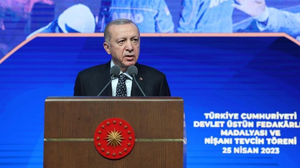صدر ایردوان نے  ترکیہ میں زلزلے میں مددگار ہونے والے پہلے گروپ کو  تمغوں سے نوازا