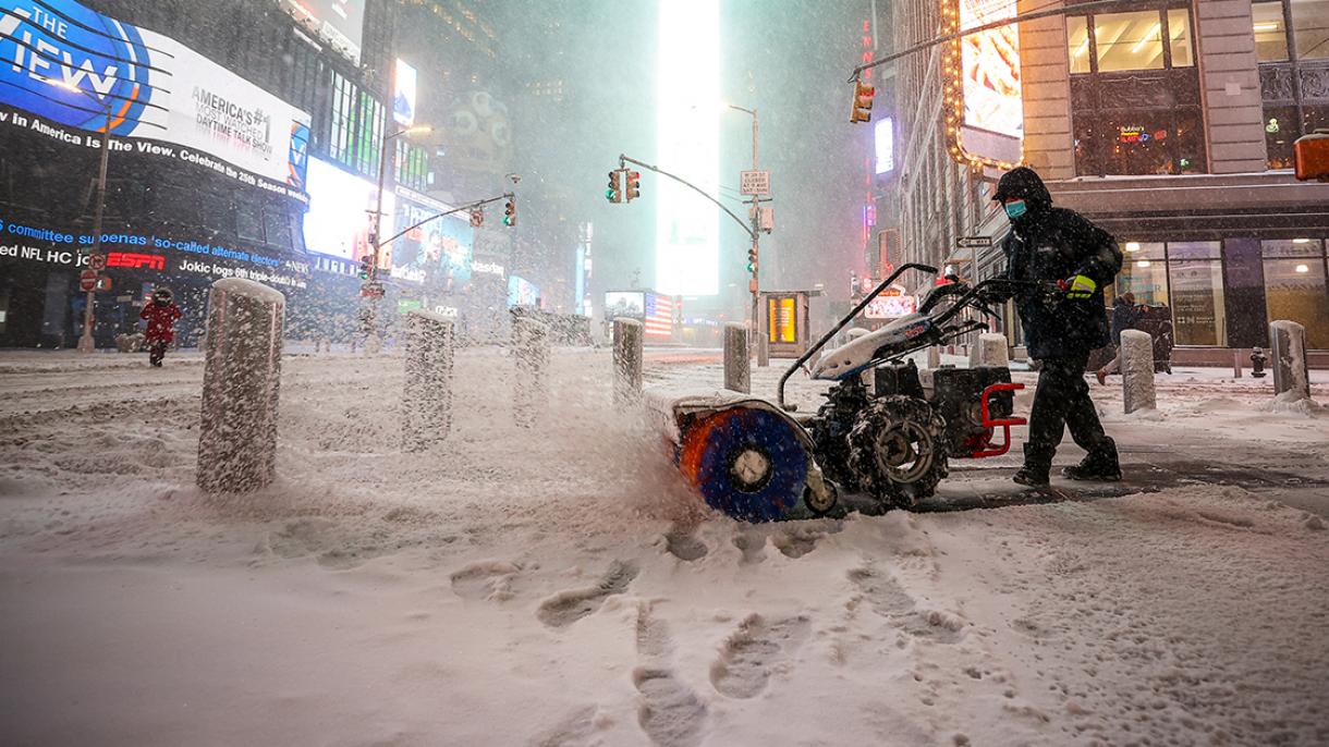 Una poderosa tormenta de nieve paraliza la vida en el noreste de Estados Unidos