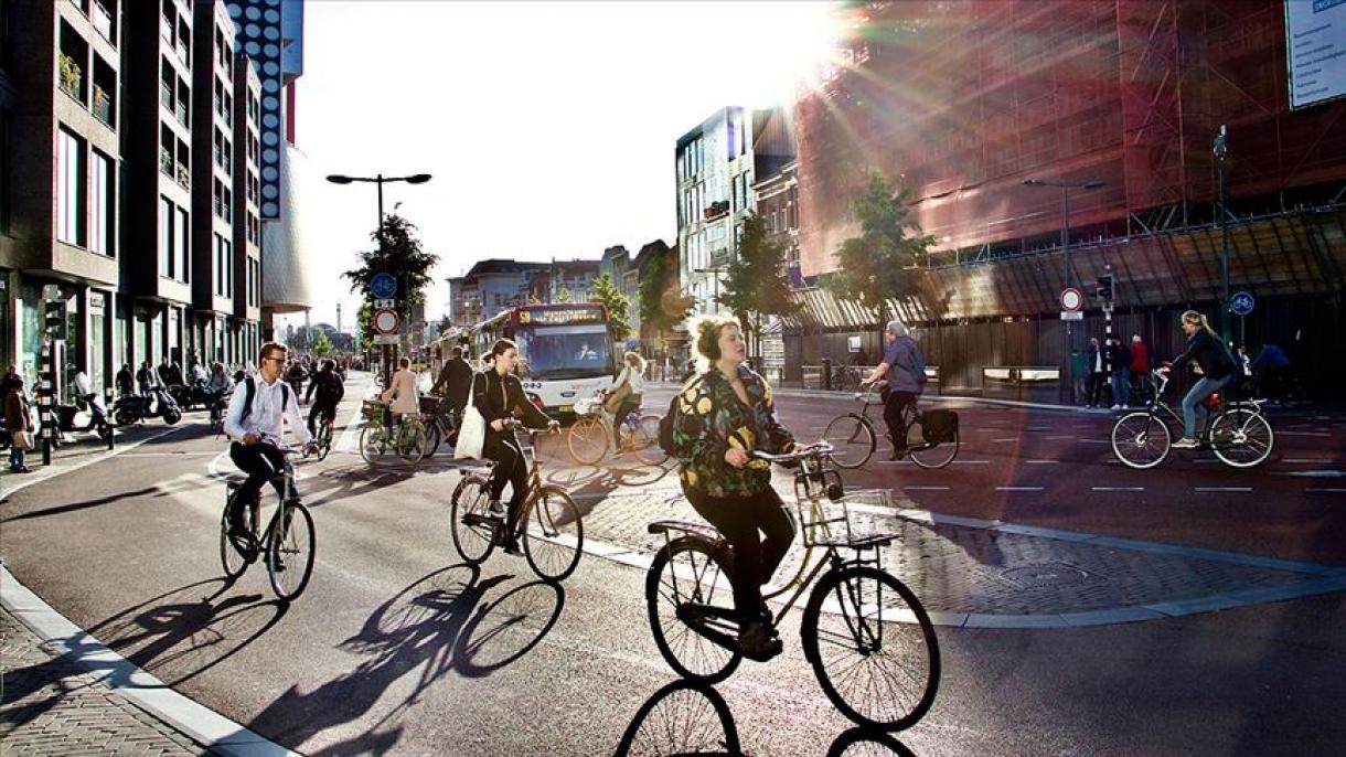 A los ciclistas les prohíben usar celular mientras conducen en Holanda