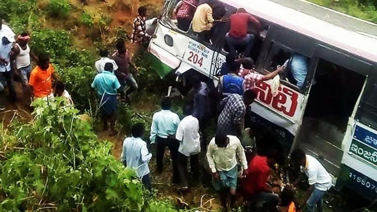 43 ember meghalt kedden India déli részén történt súlyos buszbalesetben