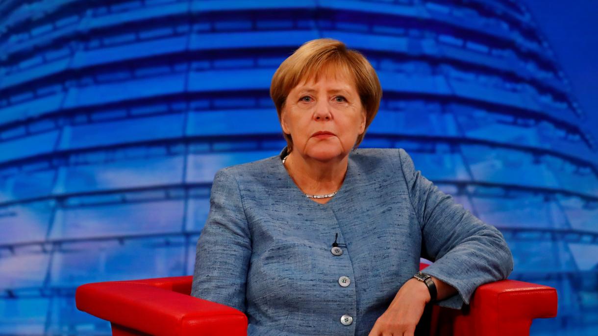 Merkel Mesut Özil meselesinde ýurdunda dowam edýän diskussiýalardan nägile