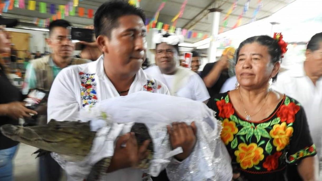 Un alcalde mexicano se casa con un cocodrilo vestido de novia en simbólico ritual ancestral