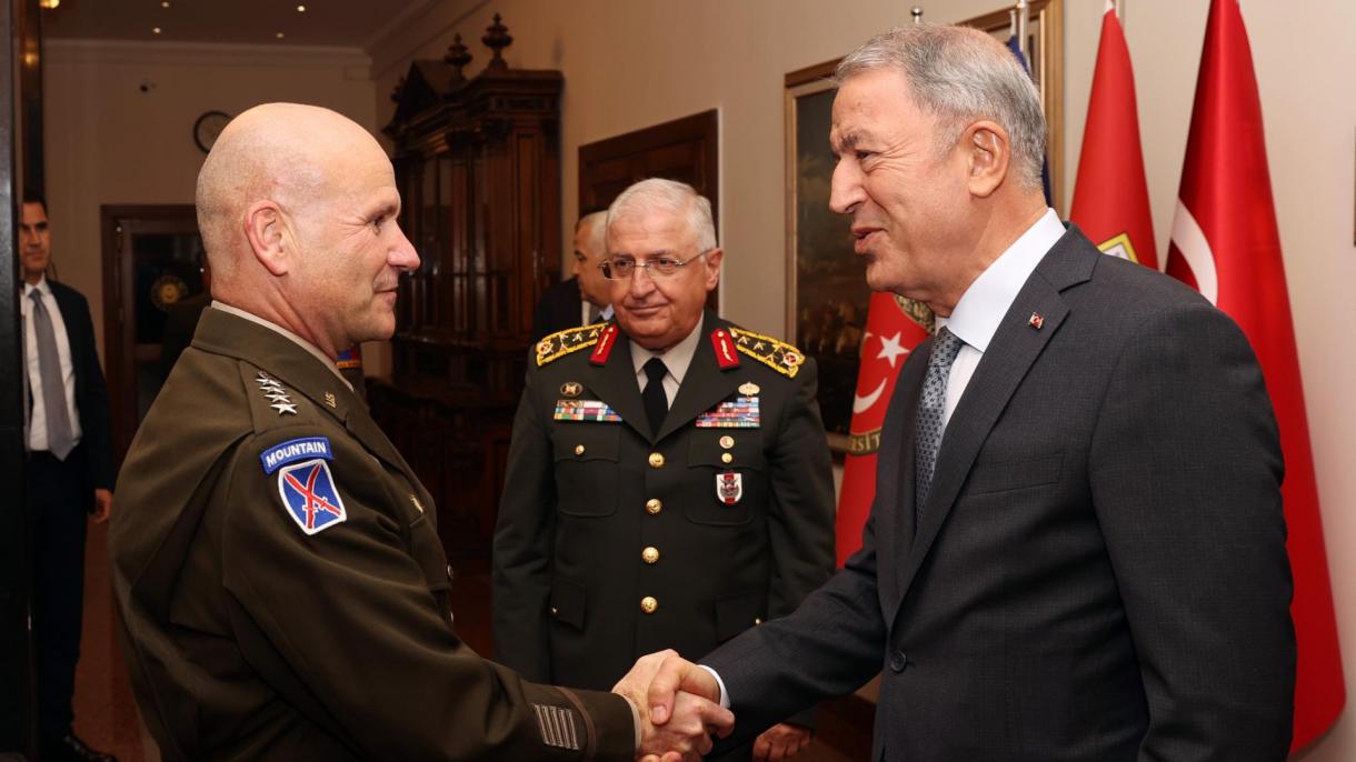 Il ministro Akar incontra il comandante supremo alleato in Europa, Christopher G. Cavalli