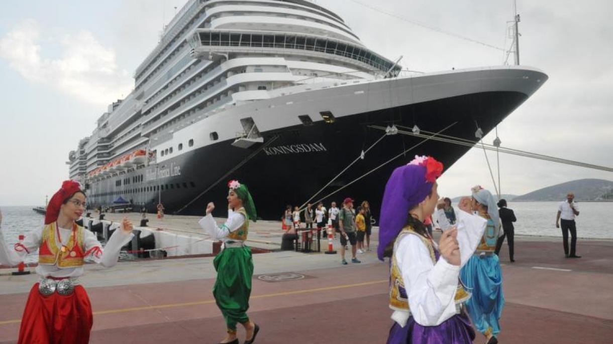 Mega navio de cruzeiro holandês trouxe 3 100 turistas a Kusadasi