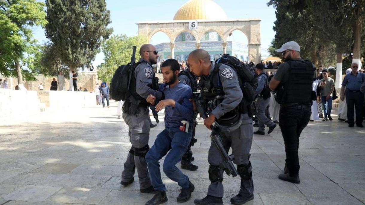 Израелската полиция нападна палестинците пред Месджиди Акса...