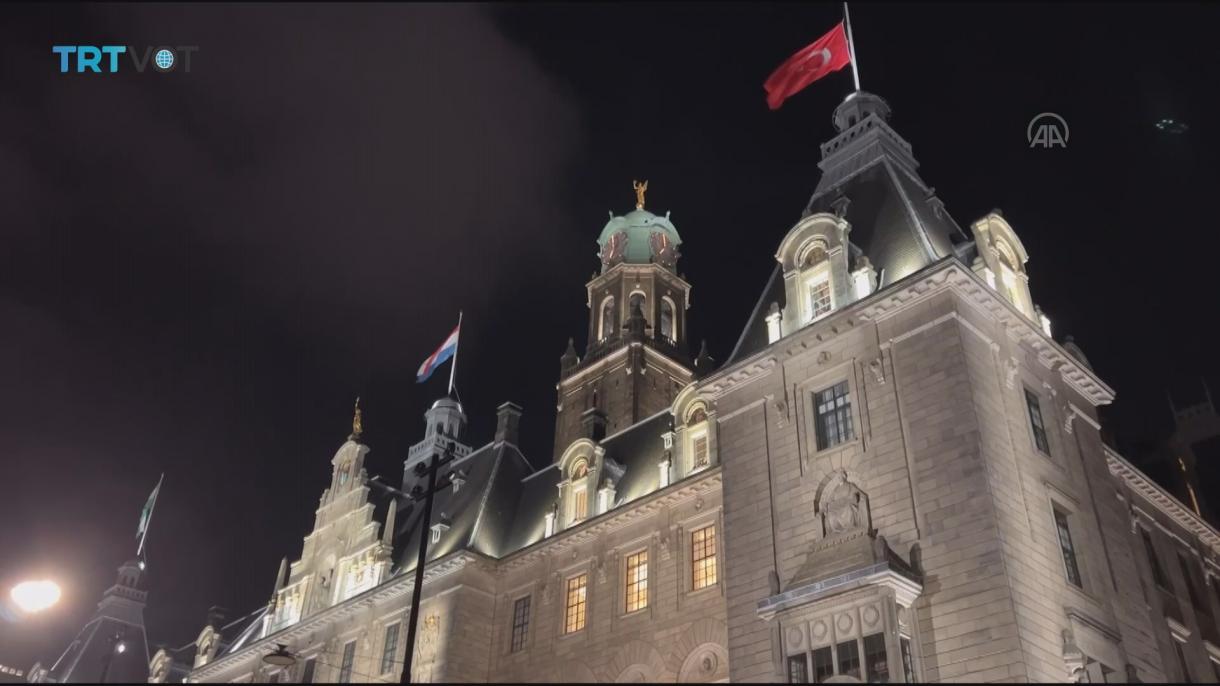 Paesi Bassi, la bandiera turca è stata issata all'edificio del municipio di Rotterdam