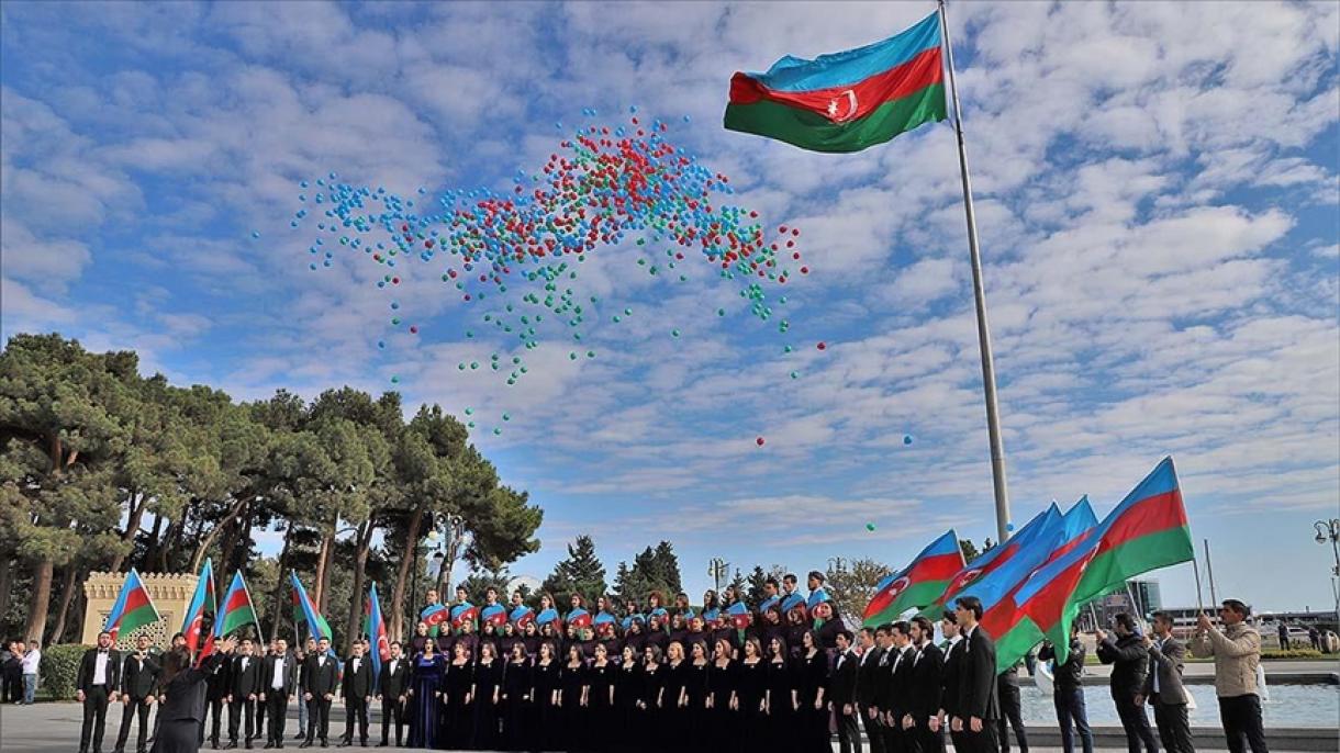 ezerbeyjanda «bayraq küni» tebriklenmekte