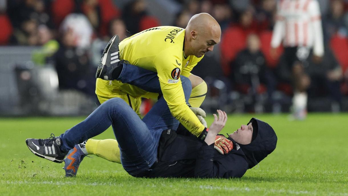 Sevilla kalecisi Marko Dmitrovic'e yumruklu saldırı 3