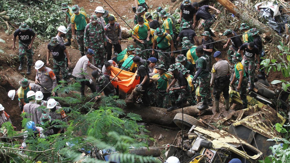 اندونزیا-دا زلز‌له نتیجه‌سینده اؤلن‌لرین سایی آرتیب