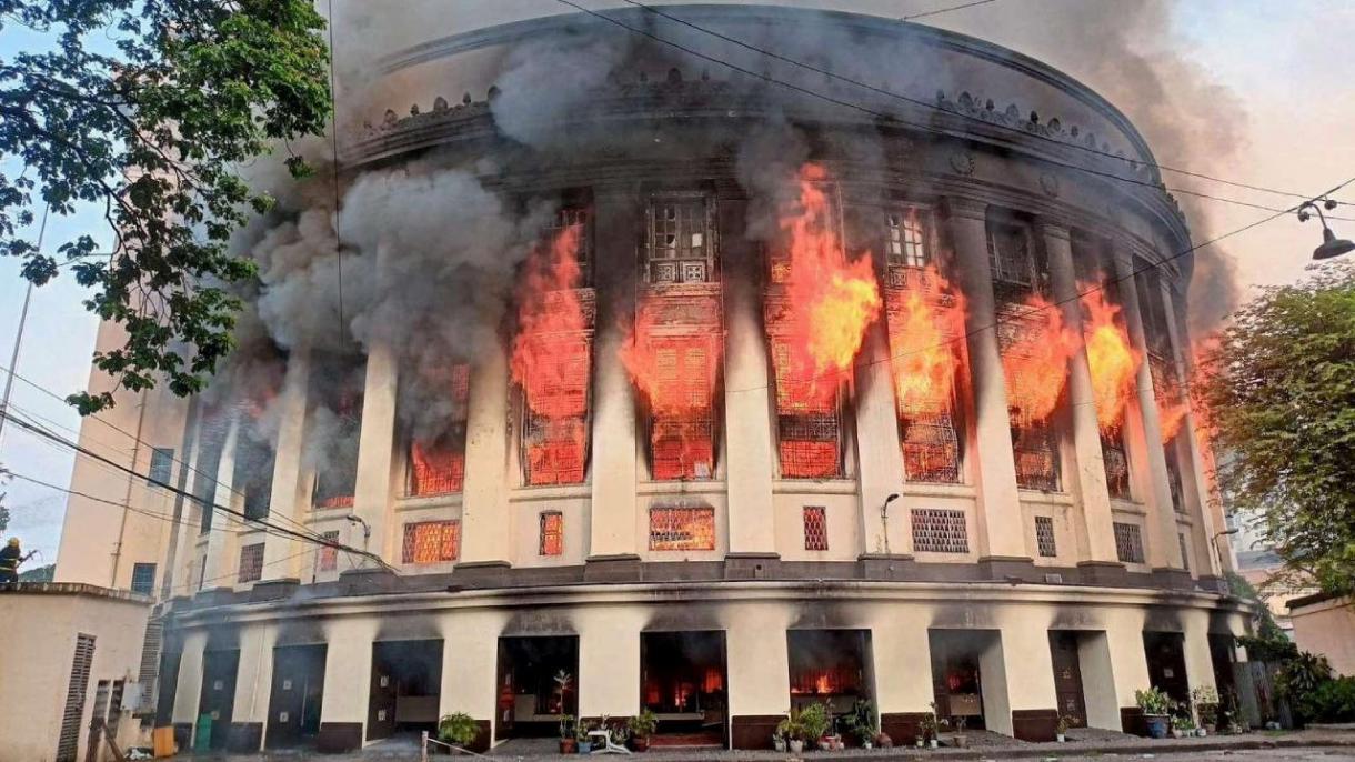 Огромен пожар унищожи част историческата сграда на централната поща в Манила