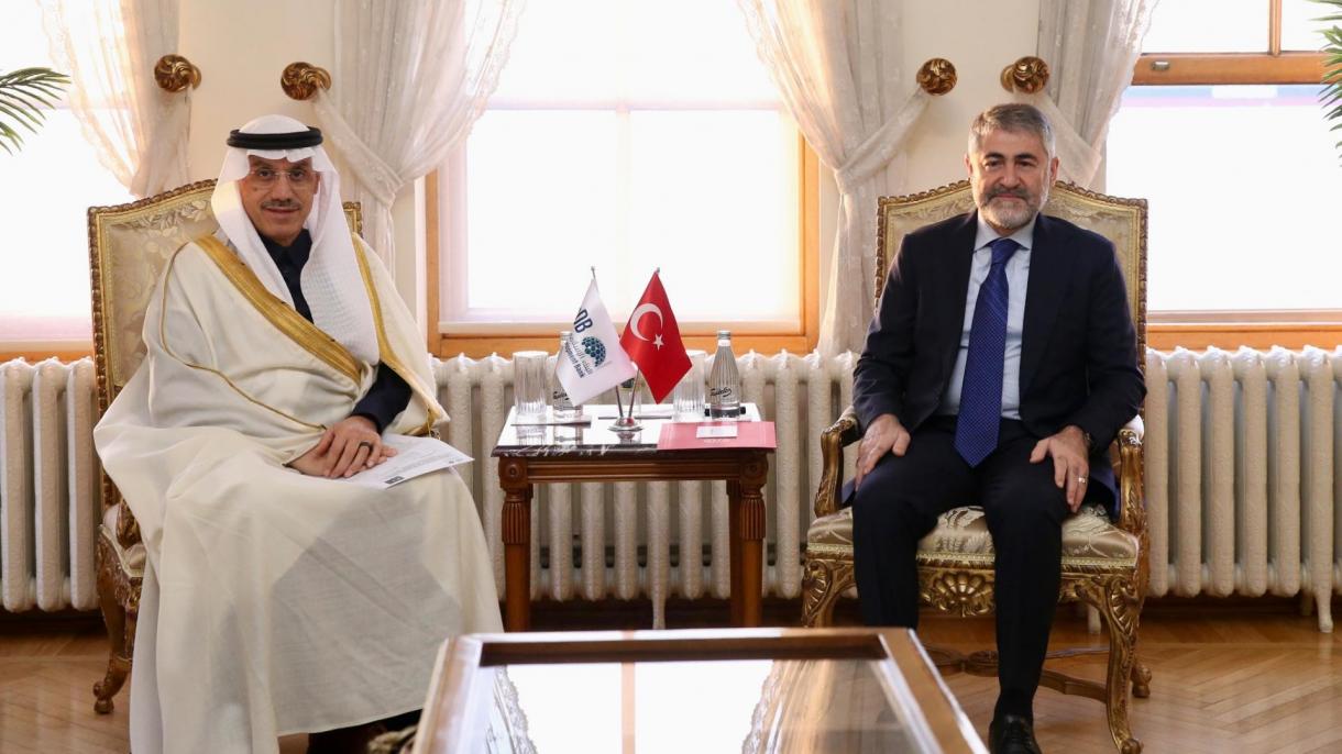 土耳其财政部长会见伊斯兰开发银行行长